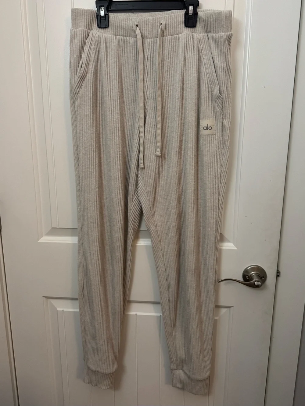 Alo Yoga Ribbed Lounge Jogger Sweatpants Women’s Large Oatmeal Cream Cozy -F - Picture 1 of 6